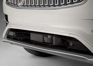 Volvoerne har et væld af sensorer, som er mere diskret integreret i bilen end f.eks. Ubers Volvo-biler og Googles. I panelet her sidder bl.a. en lidar - det mest præcise udstyr til at vurdere omgivelserne. 