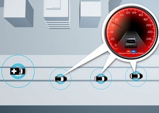 Advarsel om udrykningskøretøjer er en af de første, lovende anvendelser af C2X-teknik. Inde i instrumenthuset kan føreren får advarslen og samtidig se, hvorfra den kommer.