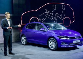 Udviklingsdirektør Frank Welsch præsenterer den nye Polo. Bilen er vokset markant - otte cm i længde og ni cm i akselafstand. Foto: VW
