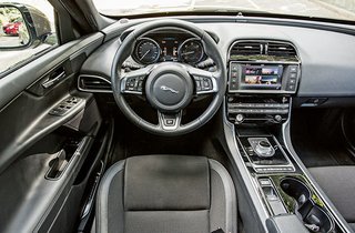 Jaguar XE kabine