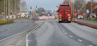 Rute 11 går stadig gennem dele af Ribe. Den er nu udvidet til fire spor. Sidste del af arbejdet gik ud på at udvide bomanlægget ved jernbanen til de fire spor. Det betød total lukning af vejen (og jernbanen) i over 14 dage.