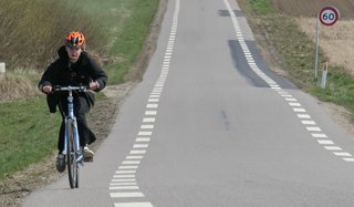 Cyklister kan betragte den smalle bane som en slags cykelsti, men skal være parat til at vige for fodgængere.