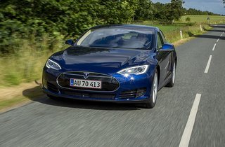 Tesla Model S (billedet) og Model X kan have fejl i et hukommelseskort, og derfor justerer Tesla garantien på de to modeller.