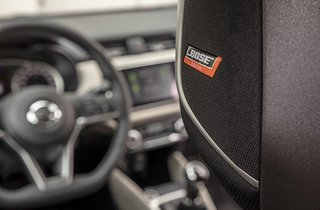 Højttaler i hovedstøtte i Nissan Micra