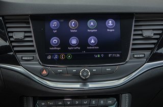 Testbilen havde den opgraderede trykskærm på 8” i stedet for 7” med navigation. Da Apple CarPlay og Android Auto er standard på Elegance, vil vi anbefale at spare de 19.000 kr.  