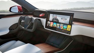 Den forreste del af kabinen i Model S (og X) er totalfornyet. Den store midterskærm er 'lagt ned' og har fået højere opløsning. I modsætning til Model 3 har også den fornyede Model S en separat skærm foran rattet til vigtige føreroplysninger.