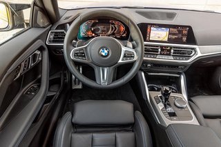 Her ses interiøret i BMW M240i