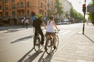 Yngre cyklister holder for rødt lyssignal.