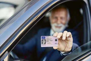 Ældre mand fremviser sit kørekort