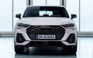 Q3 Sportback har en lidt anden grill.