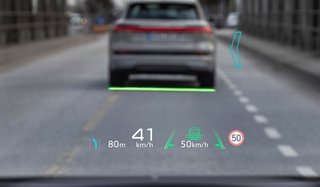 Udvidet headup-display fås som del af en teknologi-pakke. Navigationspilen ser ud som om, den er ti meter foran bilen.