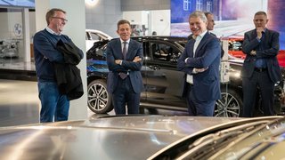 Morten Bødskov besøger bilforhandler