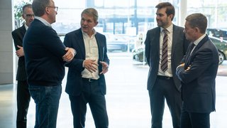 Morten Bødskov besøger bilforhandler