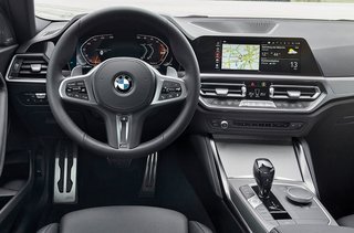 Førerpladsen i 2-serie Coupé er i uhyre traditionel BMW-stil. Automatgear er standard i alle udgaver. Headup-display kan nu tilvælges.