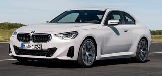 Den nye 2-serie Coupé har en muskuløs motorhjelm og tydelige skrå linjer i frontspoileren give en ganske iøjnefaldende front, men designet er afdæmpet i forhold til den voldsomme ’bæver-front’ på mange nye BMW-modeller.
