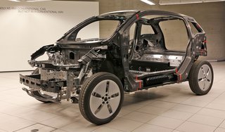 BMW i3 blev for ti år siden udviklet helt fra grunden som ren elbil. Det er en avanceret konstruktion, men også kostbar fordi der benyttes kulfiber, og fordi platformen ikke bruges til andre biler.