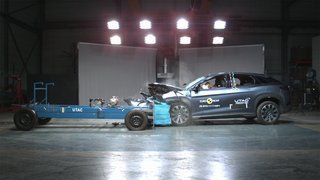 Crashtest af blå BYD Sealion 7 set fra siden