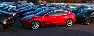 Det er Tesla Model 3 Standard Range Plus, der nu er på vej fra Kina til Europa.