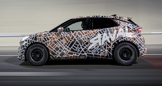 Cupra Raval kører på en vej go ses fra siden