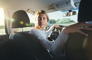 Man tænker ikke over det, men under en køretur er der faktisk mange steder i bilen du rør med hænderne. Rens alle steder eller brug engangshandsker i en lånebil. 