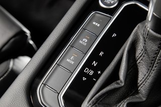 Ved siden af gearstangen kan man vælge mellem flere køreprogrammer. GTE-knappen skruer op for effekten, mens man med ’E-mode’-knappen kan vælge at køre på el alene