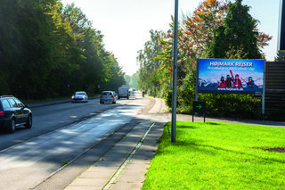 Private grundejere kan også sætte digitale skilte med reklamer op langs vejene, her Hillerød
