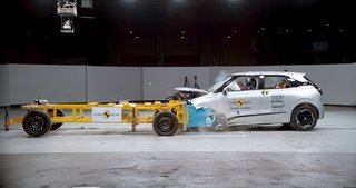 Crashtest af sølvgrå Dongfeng Box