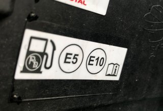 De fleste nye biler har et mærke i tankdækslet der viser, at bilen er godkendt til E10