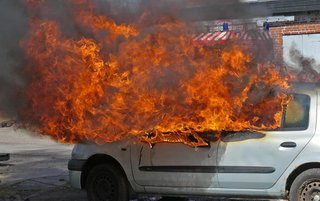 Bilbrande kan være voldsomme, som denne der er påsat som led i en demonstration.