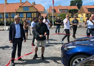 Ladenetværket blev indviet 24. juni af FDMs adm.dir. Thomas Møller Thomsen (tv) og viceborgmester i Bornholms Regionskommune, Morten Riis. 