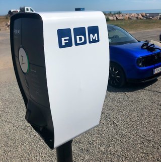 Ni steder på Bornholm kan man nu møde FDMs 22 kW-lader.