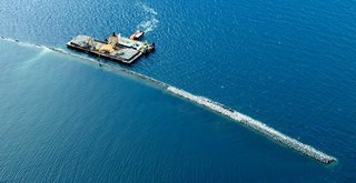 Arbejdet på dansk side er i gang med forberedelserne, bl.a. denne mole til arbejdshavnen. 