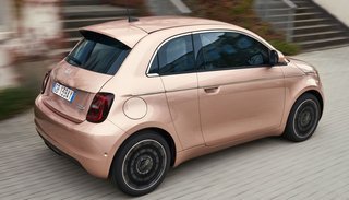 Fiat 500 3+1 har fået den ekstra dør diskret integreret. Udvendigt dørgreb findes ikke. Den nye variant har præcis samme størrelse som den almindelige tredørs.