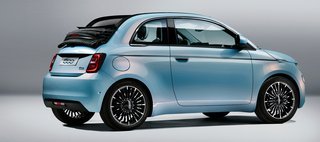 Den nye, elektriske Fiat 500 er vokset seks cm i længden og - mere markant - seks cm i bredden.
