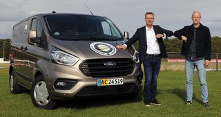 Ford Transit Custom er Årets Varebil 2020. Her lykønskes Ford Danmarks varevognschef, Tom Maxmølris, af juryformand Andreas Lang Hedegaard med vanlig corona-hilsen.
