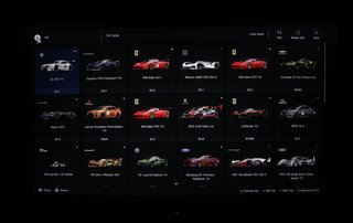 Garagen består af mange forskellige racerbiler, gadebiler og virtuelle maskiner, og du kan køre race med dem alle