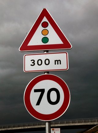 Fartgrænsen sænkes fra 130 til 70 km/t., hvor motorvejen ender.