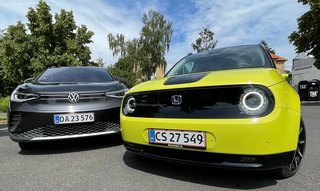 Honda E nåede kun op på fire solgte styks i 2021, selv om bilen har fået megen ros (men også ris for rækkevidden). VW ID.4 er solgt i næsten 300 gange flere styks.