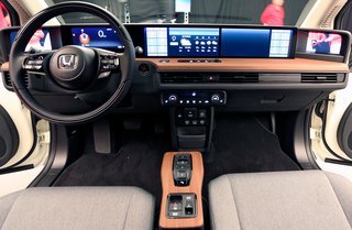 Instrumentpanelet er dækket af skærme i hele bilens bredde. Der er to skærme, der kan tilpasses individuelt.