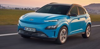 Hyundai Kona får i den eldrevne udgave helt ny, vindglat front. Umiddelbart virker det vellykket i stedet for den lidt mærkelige, noprede front, elbilen har i dag. Men ladedækslet er blevet meget synligt.  