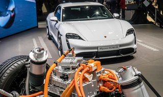 Porsche Taycan er en elektrisk firepersoners bil med forrygende præstationer.