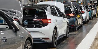 Nye elbilmodeller, her VW ID.3, er på vej i stort antal. Men de vil være dyrere i mindst ti år endnu, mener Bilkommissionen. 