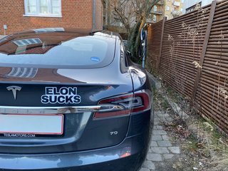 Klistermærke med teksten Elon Sucks på Tesla
