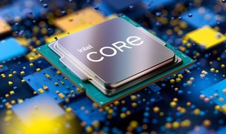Mikrochips og anden elektronik udgør 40 procent af værdien af en ny bil (elbiler fraregnet). Chipproducenten Intel forventer, at der kan gå to år, inden leveringssituationen er normal.