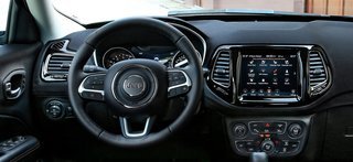 Opkoblingsmulighederne er forbedret i den nye version af Jeep Compass.