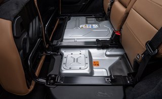 Højvolt-batteriet på 17 kWh ligger under bagsædet og tager dermed ikke plads i bagagerummet. 