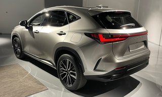 Lexus NX havde fysisk verdenspremiere hos den kommende danske Lexus-forhandler. NX bliver mærkets første opladningshybrid.