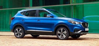 ZS er 4,31 meter lang og har en akselafstand på 2,59 m. Det er hhv. en smule og en hel del mindre end Nissan Qashqai.else mindre end Nissan Qashqai.