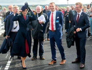 Kronprinsse Mary på højbroen.