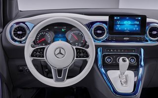 Mercedes-Benz har sat sit synlige præg på førerpladsen, selv om bilen grundlæggende er udviklet af Renault.